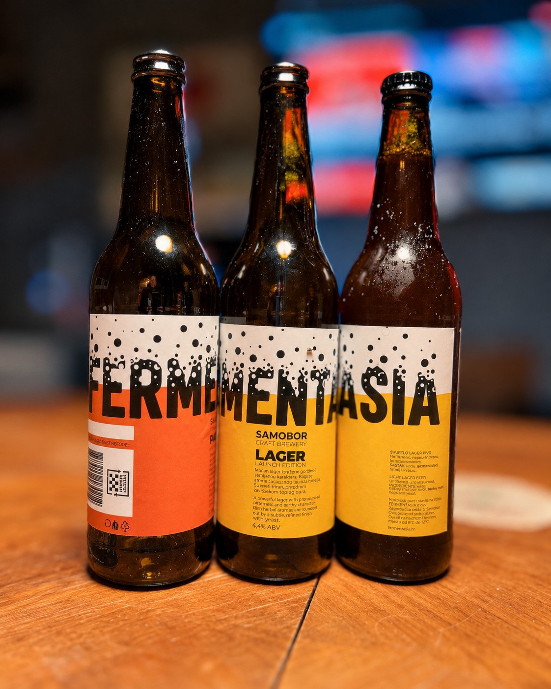 Fermentasia — tri boce u kadru Tri boce Fermentasia craft piva na drvenom stolu